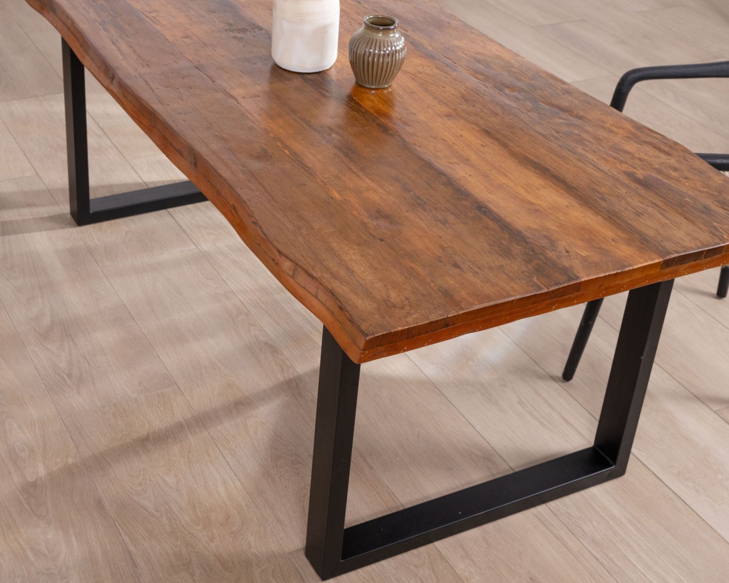 Tavolo da pranzo a U "Alésia" da 200 cm in legno riciclato e gambe in metallo nero