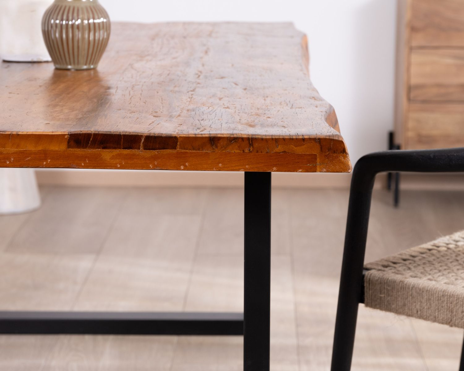 Tavolo da pranzo a U "Alésia" da 200 cm in legno riciclato e gambe in metallo nero