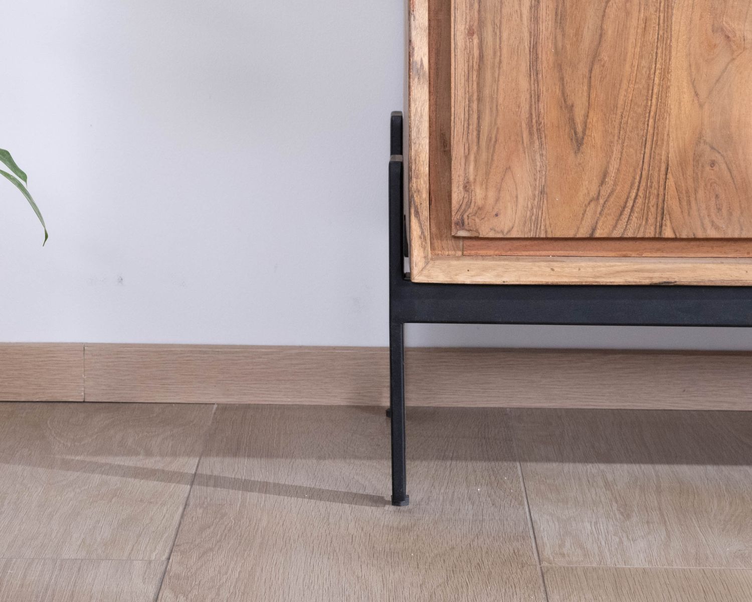 Credenza a 4 ante "Novelli" in acacia e metallo, 160 cm, dal gusto raffinato e zen