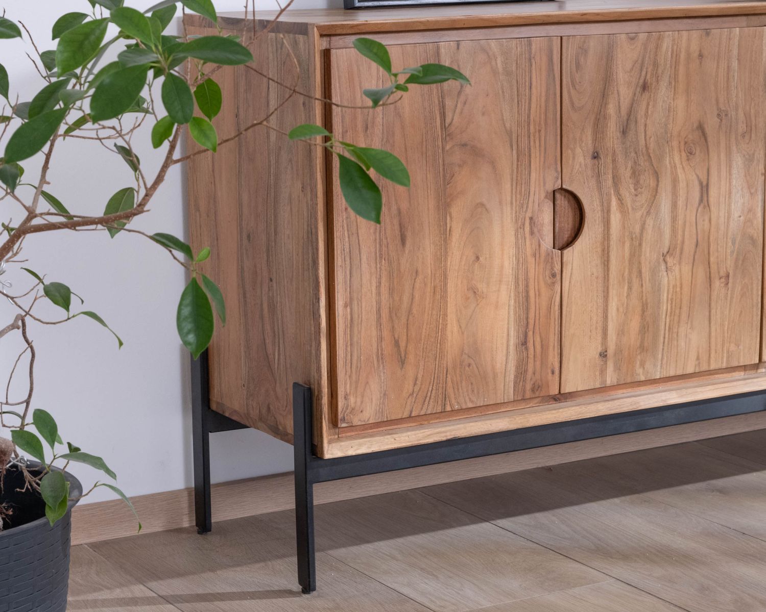 Credenza a 4 ante "Novelli" in acacia e metallo, 160 cm, dal gusto raffinato e zen