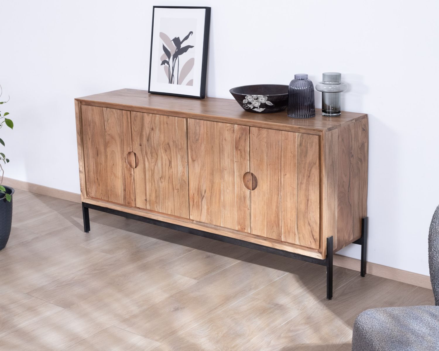 Credenza a 4 ante "Novelli" in acacia e metallo, 160 cm, dal gusto raffinato e zen