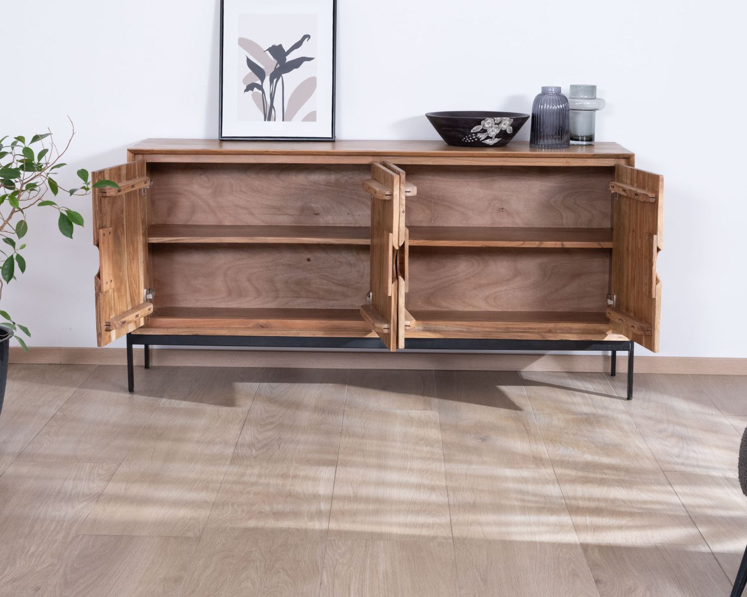 Credenza a 4 ante "Novelli" in acacia e metallo, 160 cm, dal gusto raffinato e zen