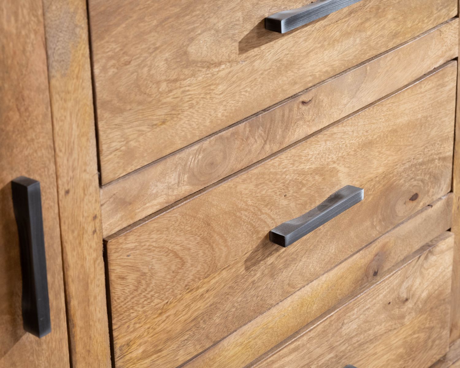 Mobile contemporaneo "Presolino" da 180 cm in mango con anta centrale in vetro