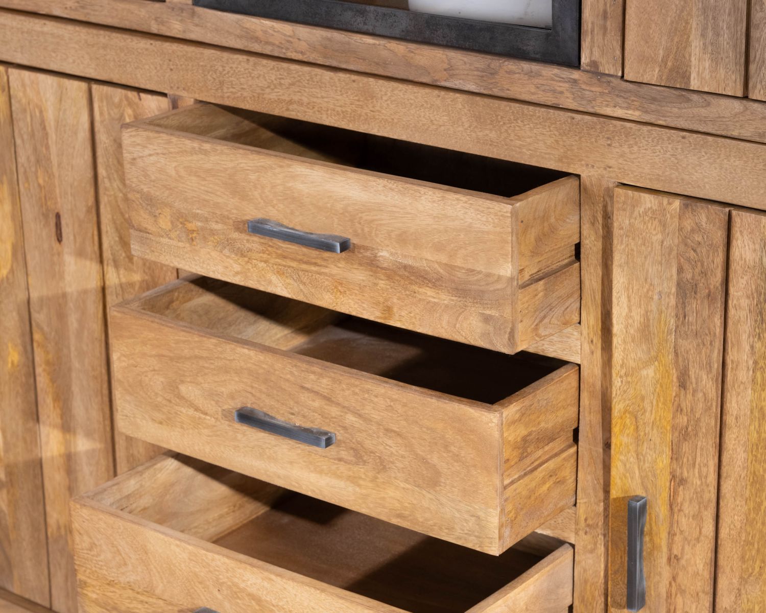 Mobile contemporaneo "Presolino" da 180 cm in mango con anta centrale in vetro