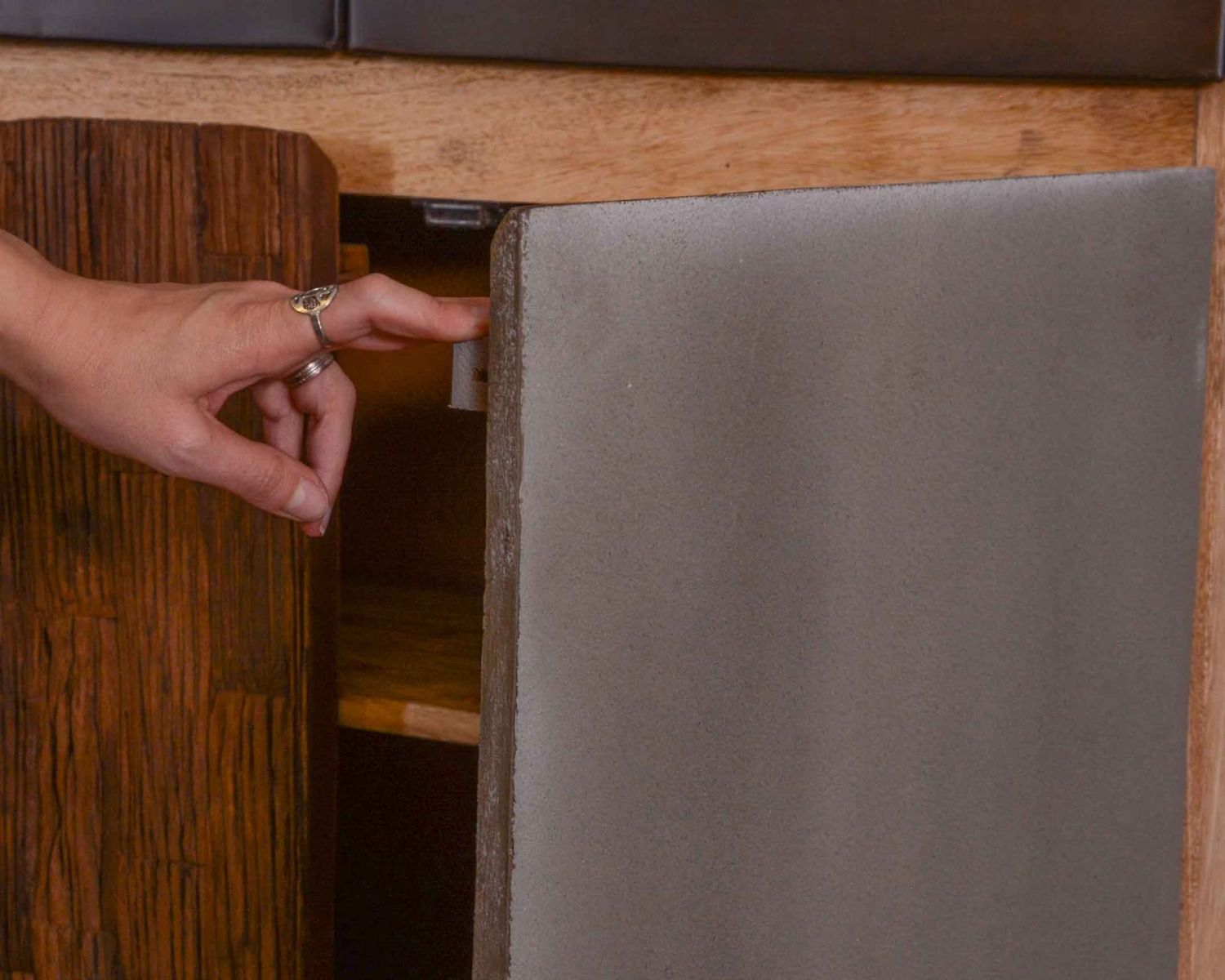 Mobile contemporaneo "Mezzo" con LED in legno, metallo e cemento