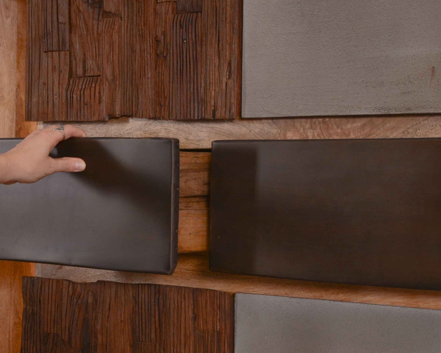 Mobile contemporaneo "Mezzo" con LED in legno, metallo e cemento