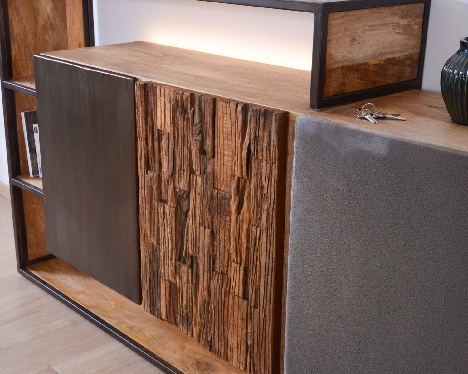 Credenza di design in legno massiccio "Mezzo" con LED e decori in metallo e cemento
