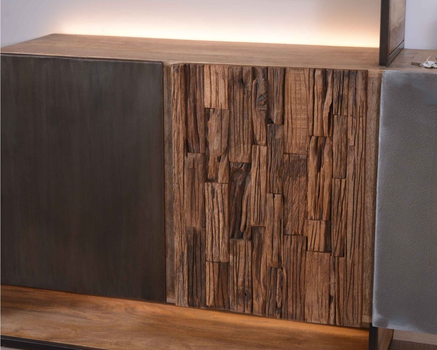 Credenza di design in legno massiccio "Mezzo" con LED e decori in metallo e cemento