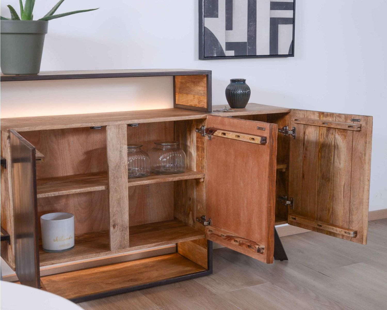 Credenza di design in legno massiccio "Mezzo" con LED e decori in metallo e cemento