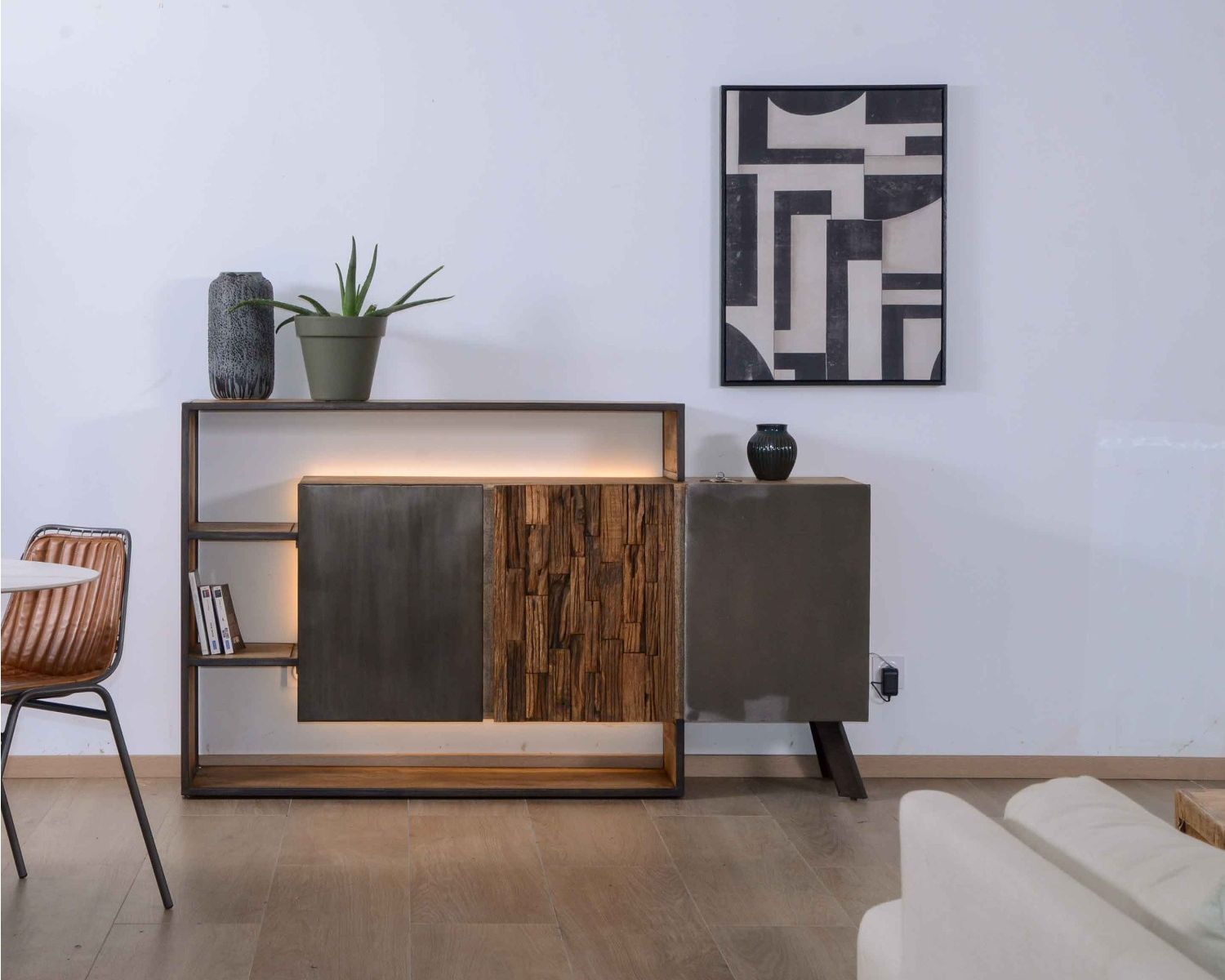 Credenza di design in legno massiccio "Mezzo" con LED e decori in metallo e cemento