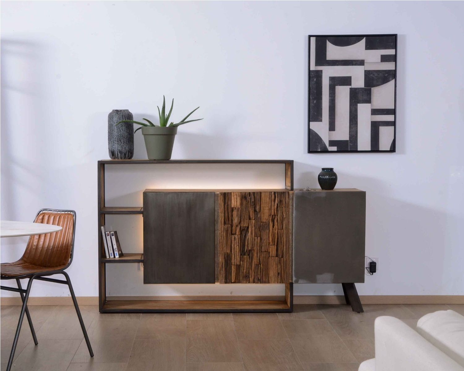 Credenza di design in legno massiccio "Mezzo" con LED e decori in metallo e cemento