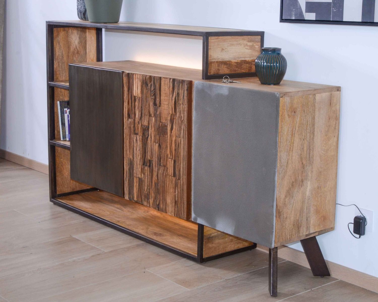 Credenza di design in legno massiccio "Mezzo" con LED e decori in metallo e cemento