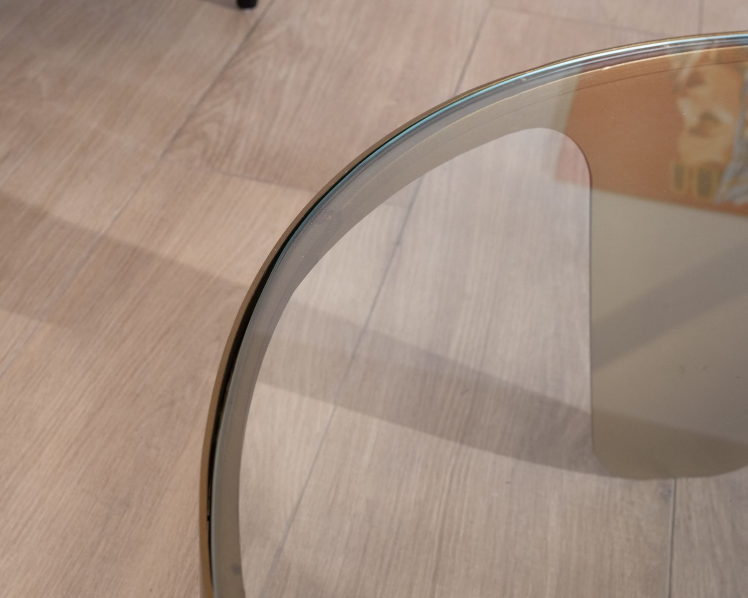 Tavolino rotondo "Gilt Antique" in ottone antico e vetro