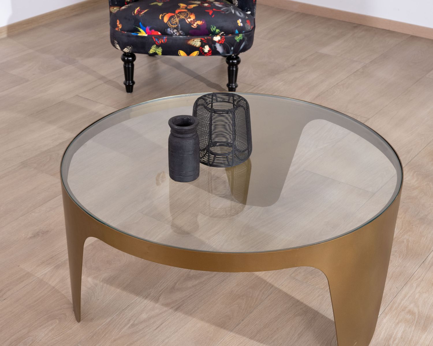 Tavolino rotondo "Gilt Antique" in ottone antico e vetro