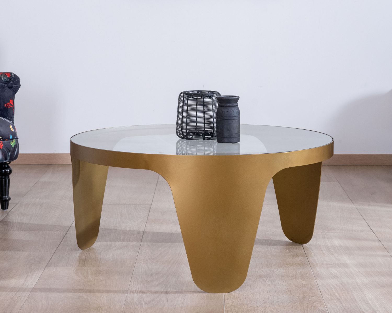 Tavolino rotondo "Gilt Antique" in ottone antico e vetro