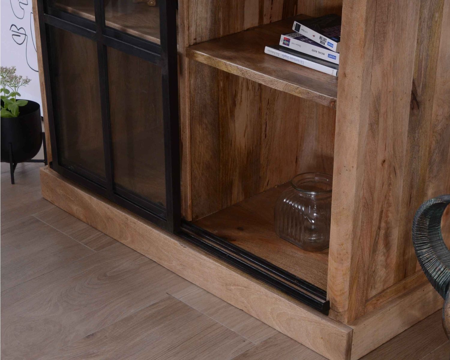 Libreria in stile manifatturiero "Haden" in legno di mango, metallo e vetro