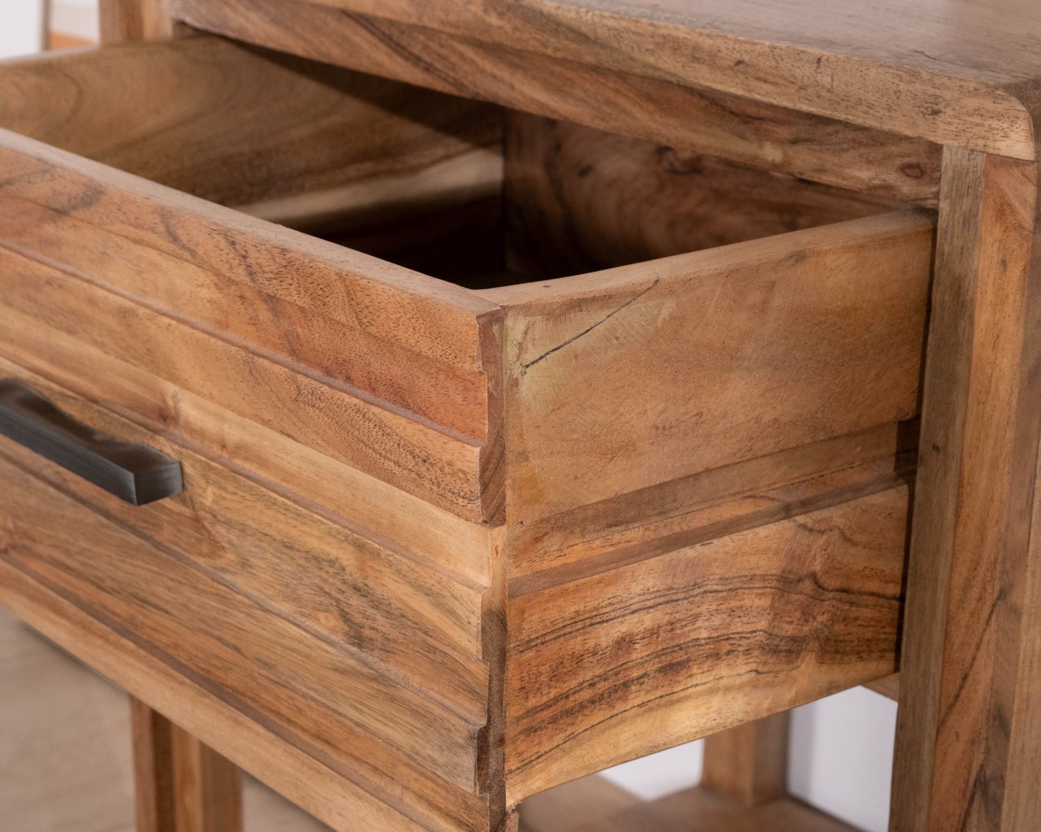 Comodino o tavolino "Conoa" in acacia con cassetto