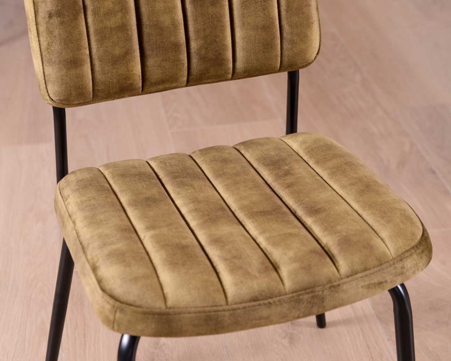 Set di 2 sedie retrò "Lia" in tessuto di velluto kaki e metallo nero