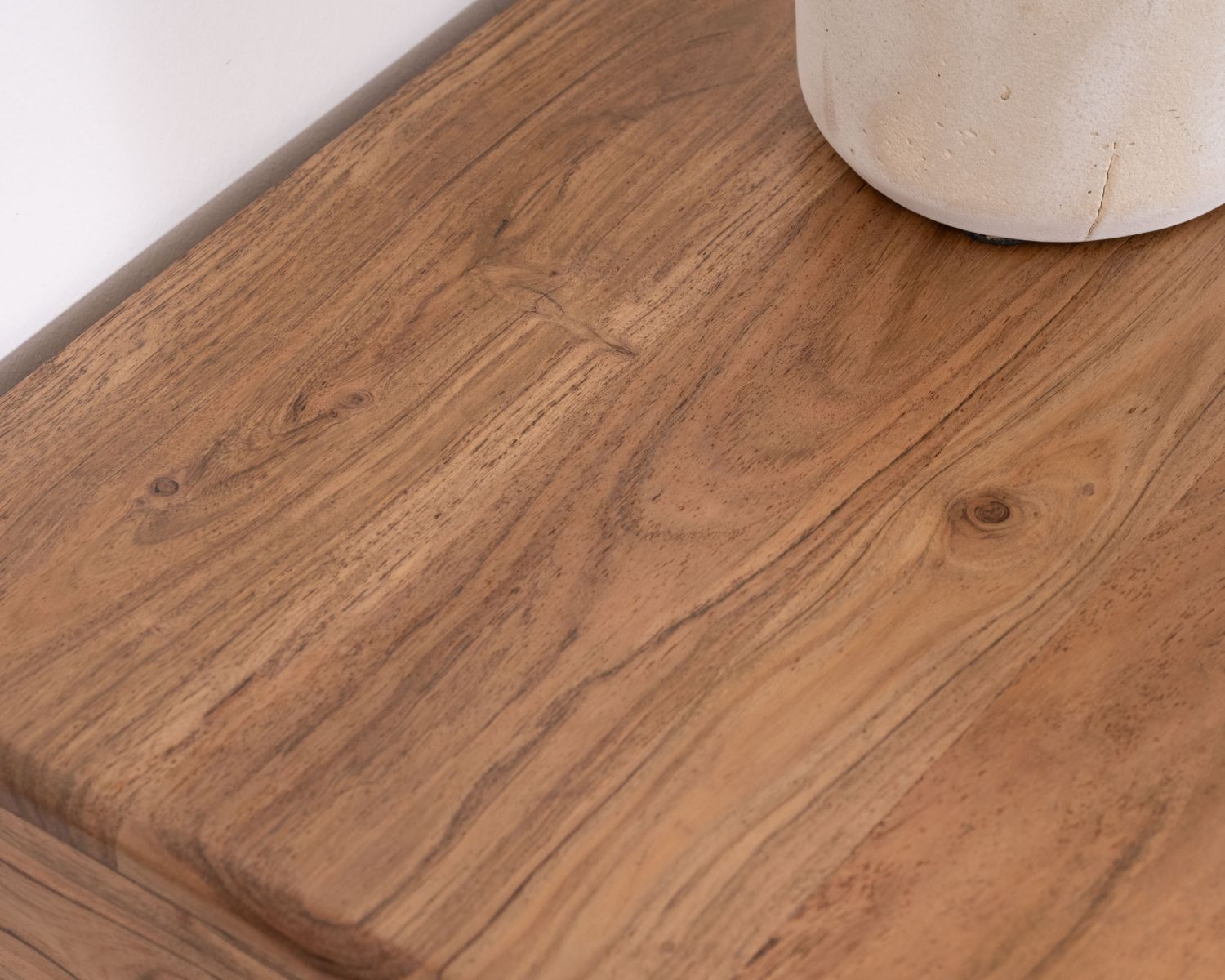 Comodino o tavolino "Conoa" in acacia con cassetto