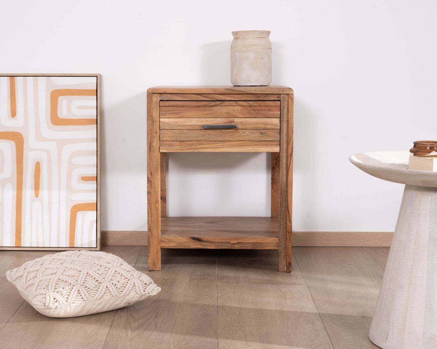 Comodino o tavolino "Conoa" in acacia con cassetto