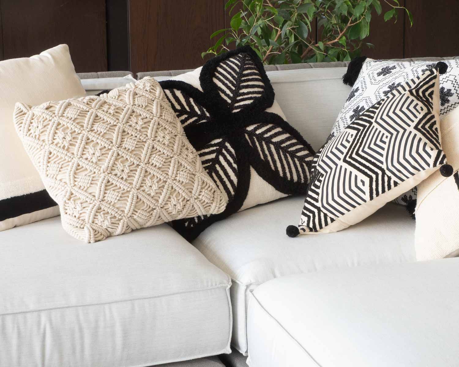 Cuscino ricamato "Chart" con motivo a fogliame ultra-grafico 45x45cm