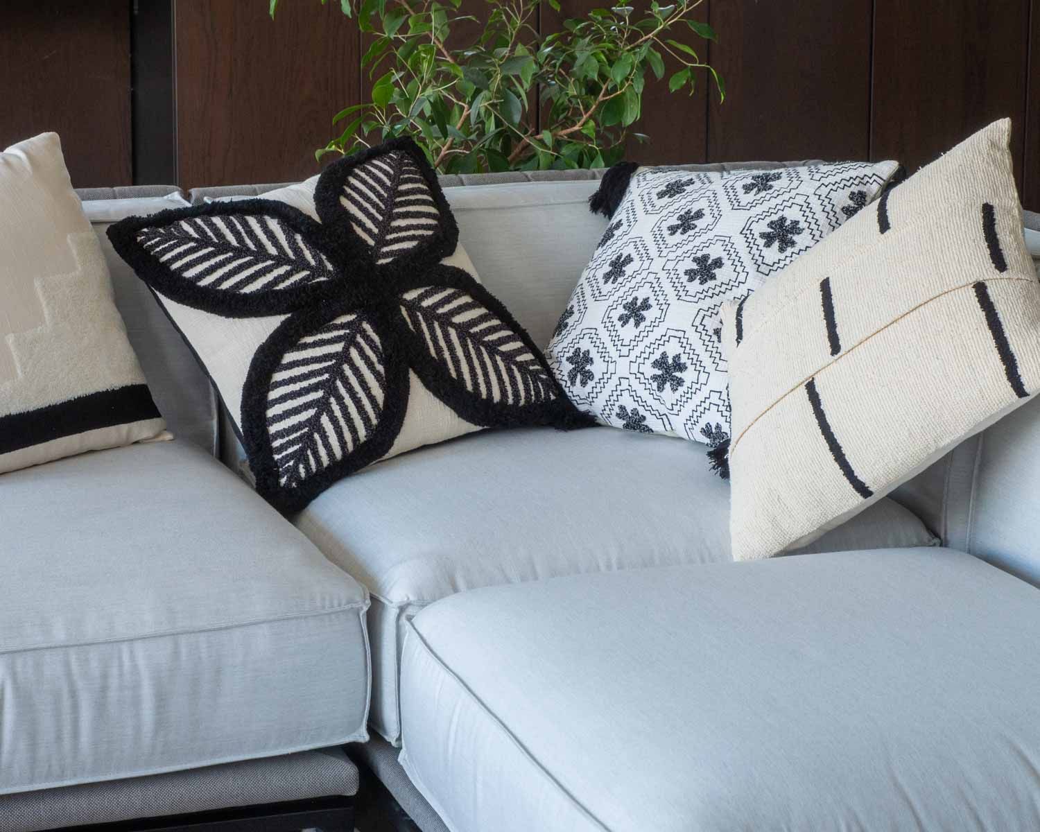 Cuscino ricamato "Chart" con motivo a fogliame ultra-grafico 45x45cm