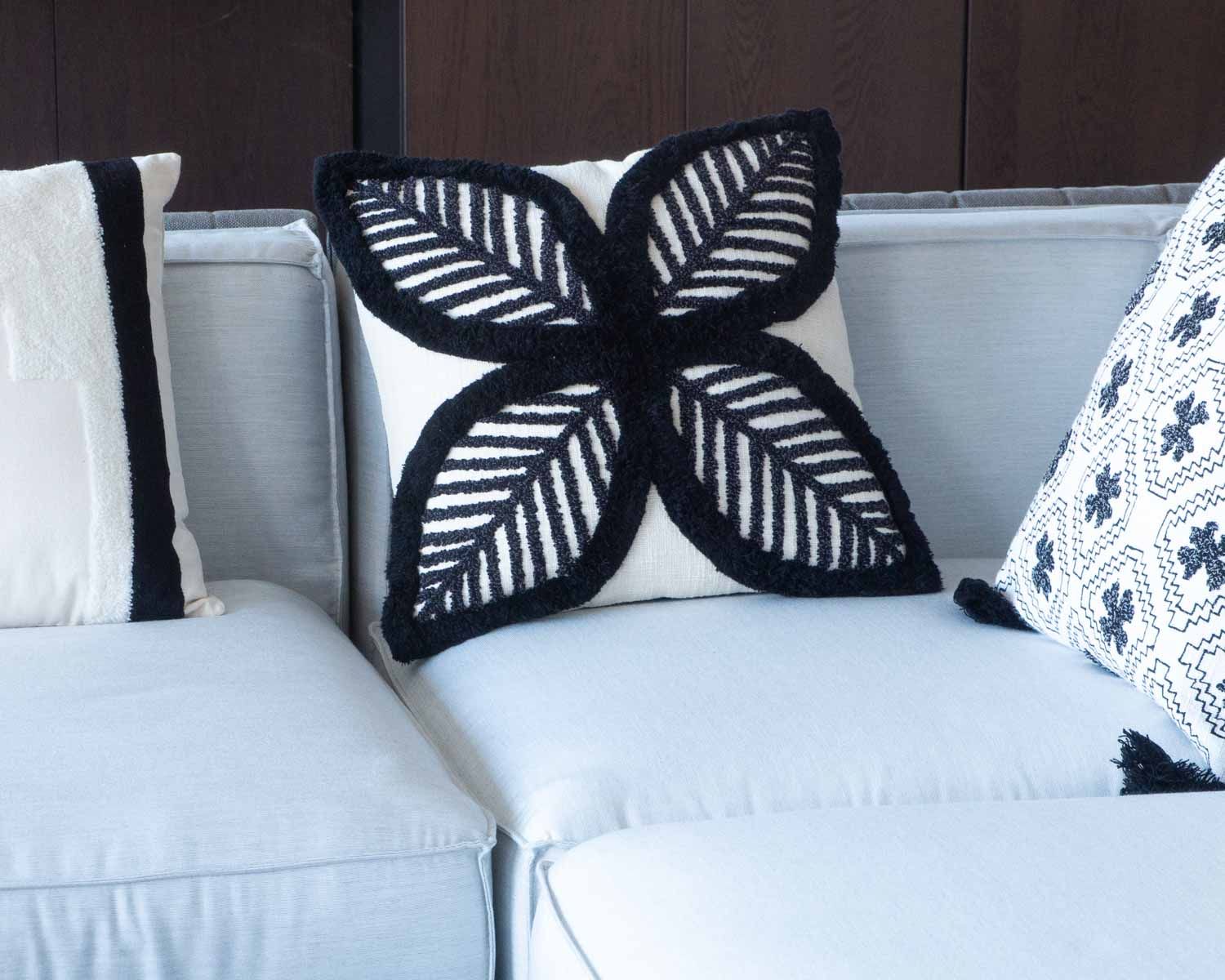 Cuscino ricamato "Chart" con motivo a fogliame ultra-grafico 45x45cm