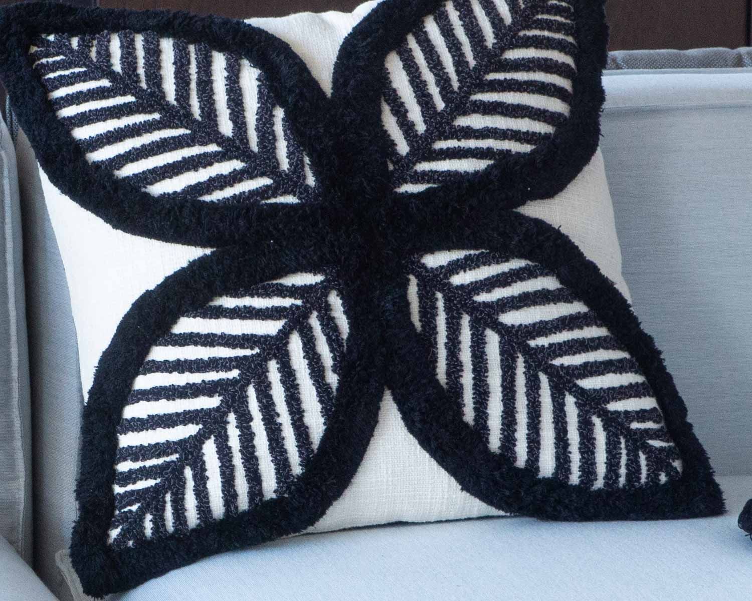 Cuscino ricamato "Chart" con motivo a fogliame ultra-grafico 45x45cm