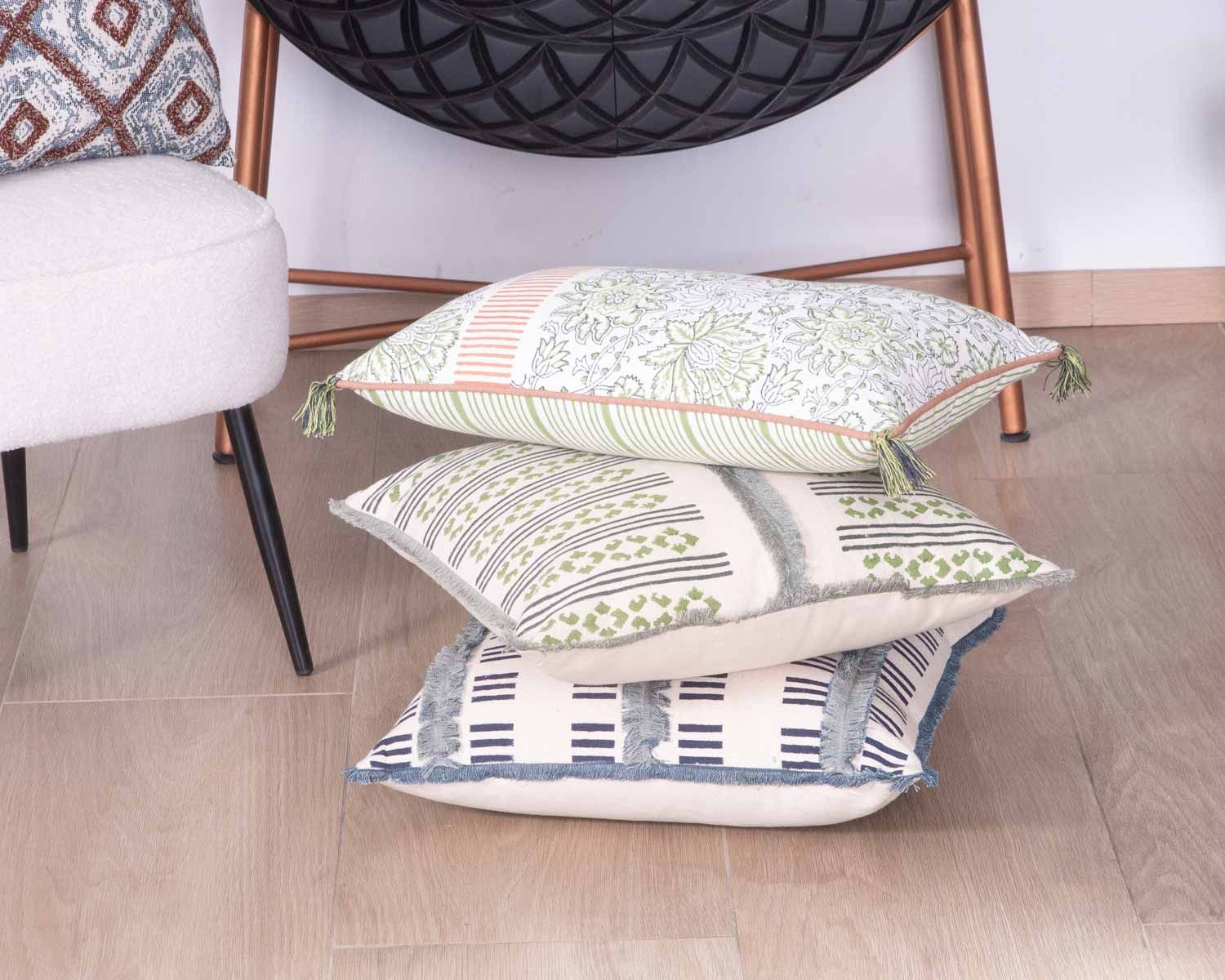 Cuscino in tessuto floreale rosa-verde "estero" con rifiniture in piping