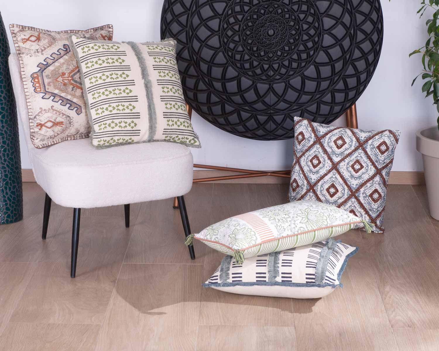 Cuscino in tessuto floreale rosa-verde "estero" con rifiniture in piping