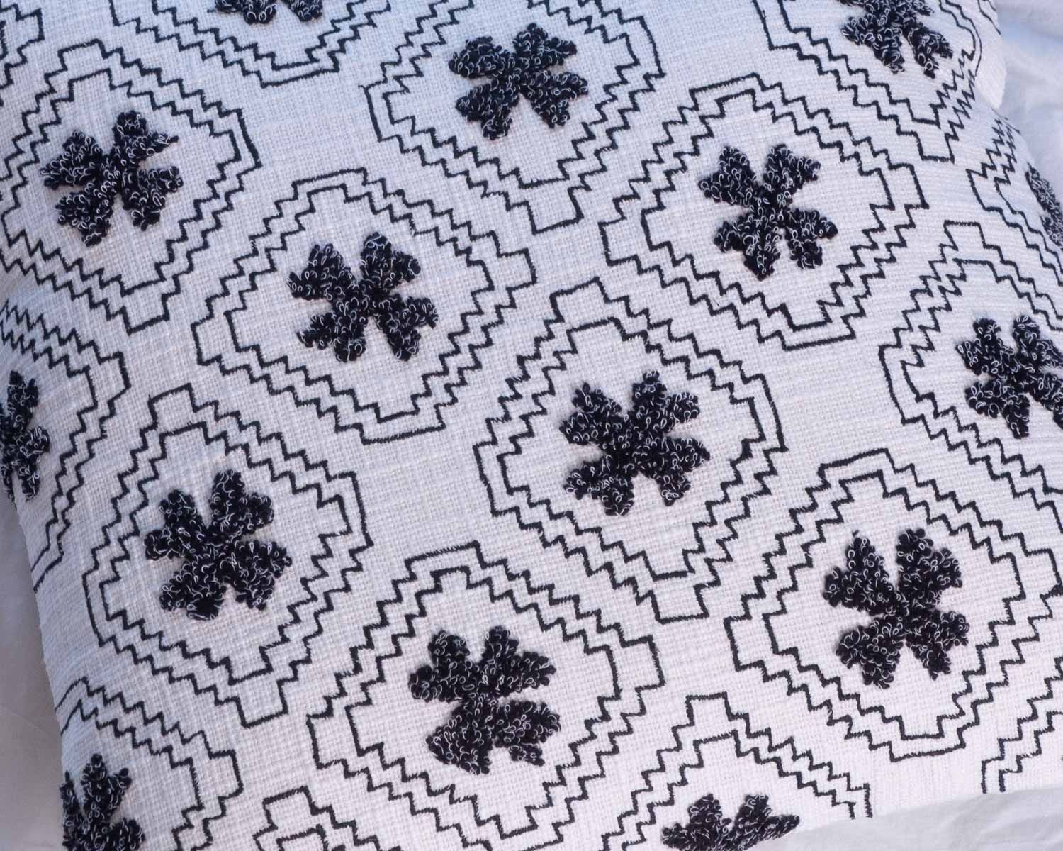 Cuscino decorativo in cotone bianco con motivo ricamato e nappe "Chart"