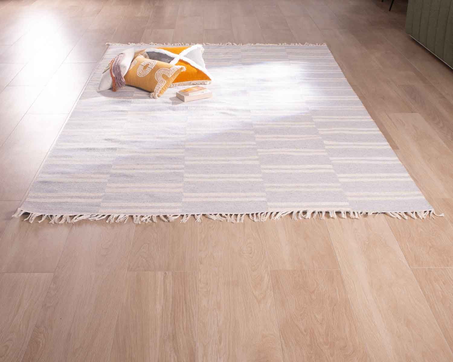 Tappeto "etnico" a righe blu chiaro e crema 120x180 cm
