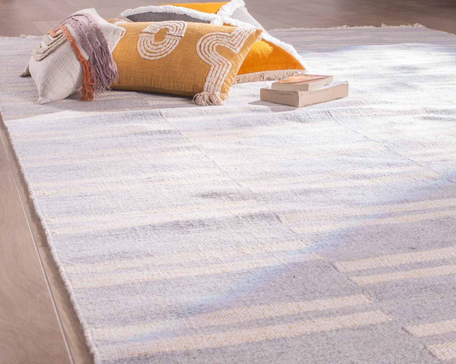 Tappeto "etnico" a righe blu chiaro e crema 120x180 cm