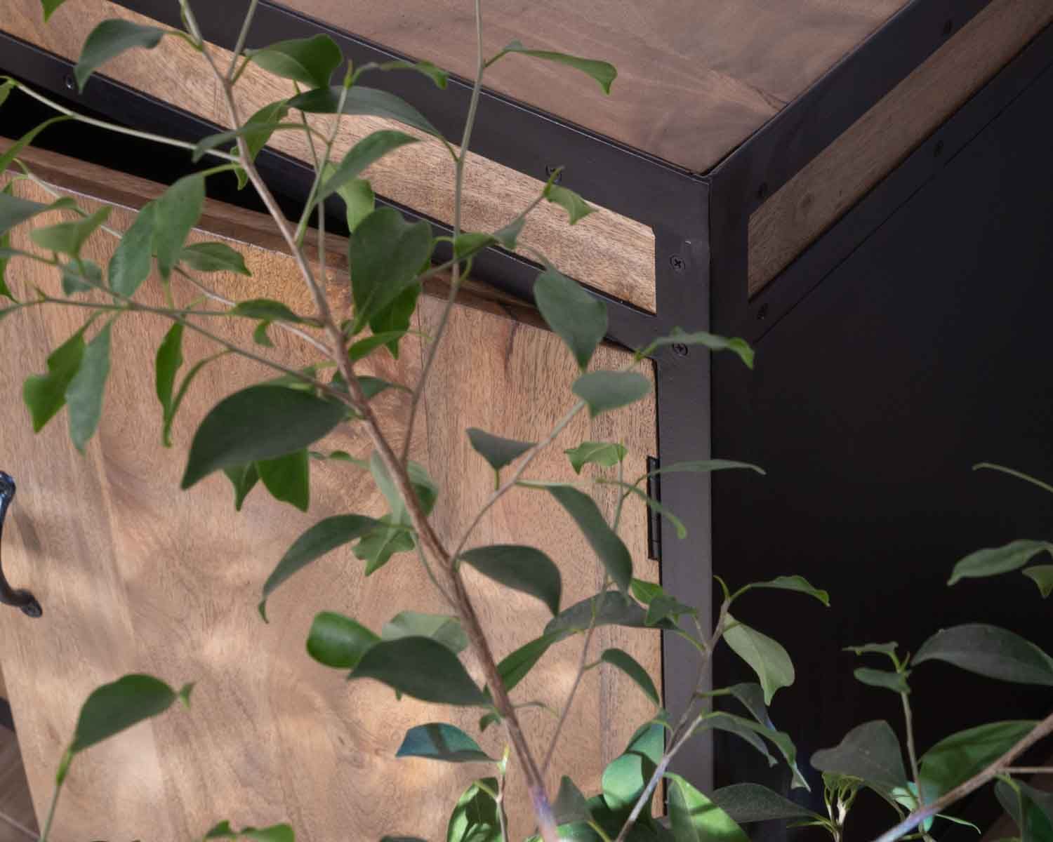 Mobiletto industriale "Atelier" da 150 cm in mango massiccio e metallo