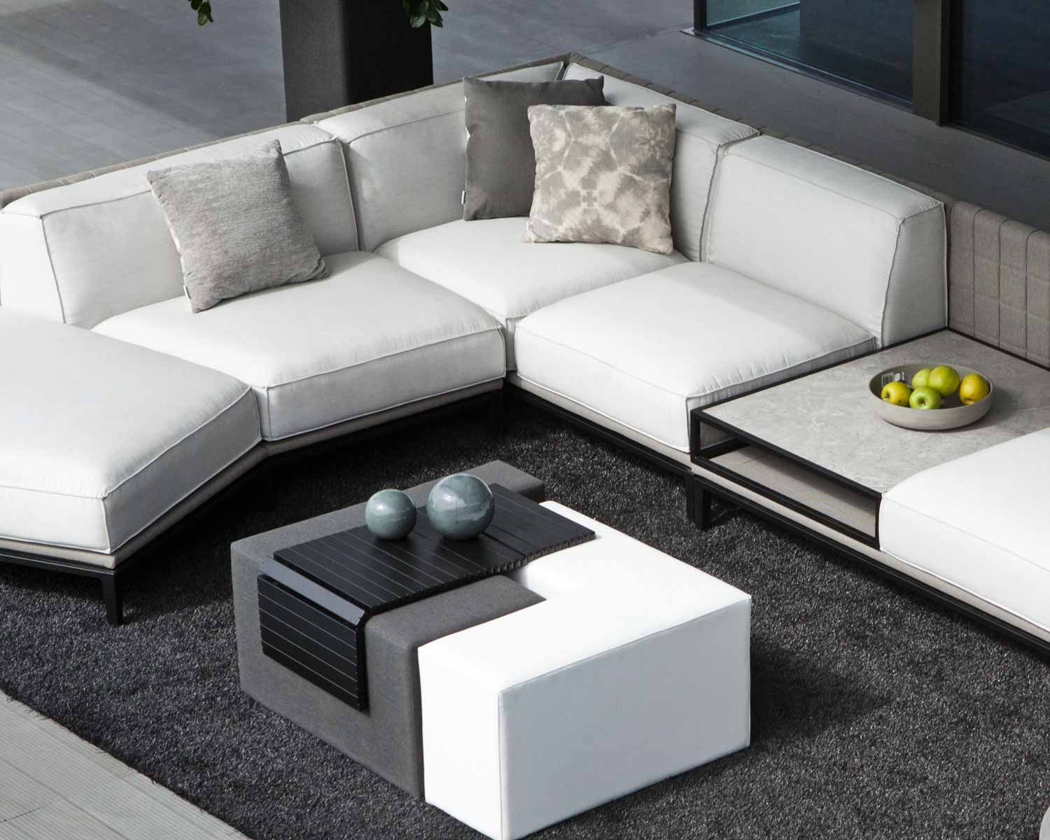 Tavolino design modulare "Saparua Island" in tessuto sunbrella grigio e similpelle bianca