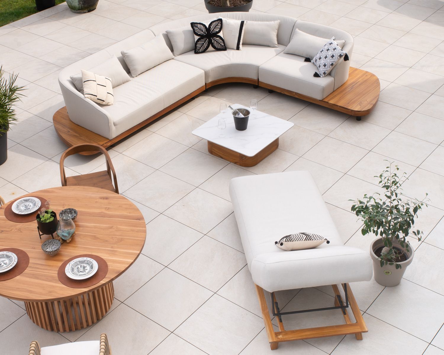 Lussuosa chaise longue in teak e tessuto ecru "Lombok" senza impunture