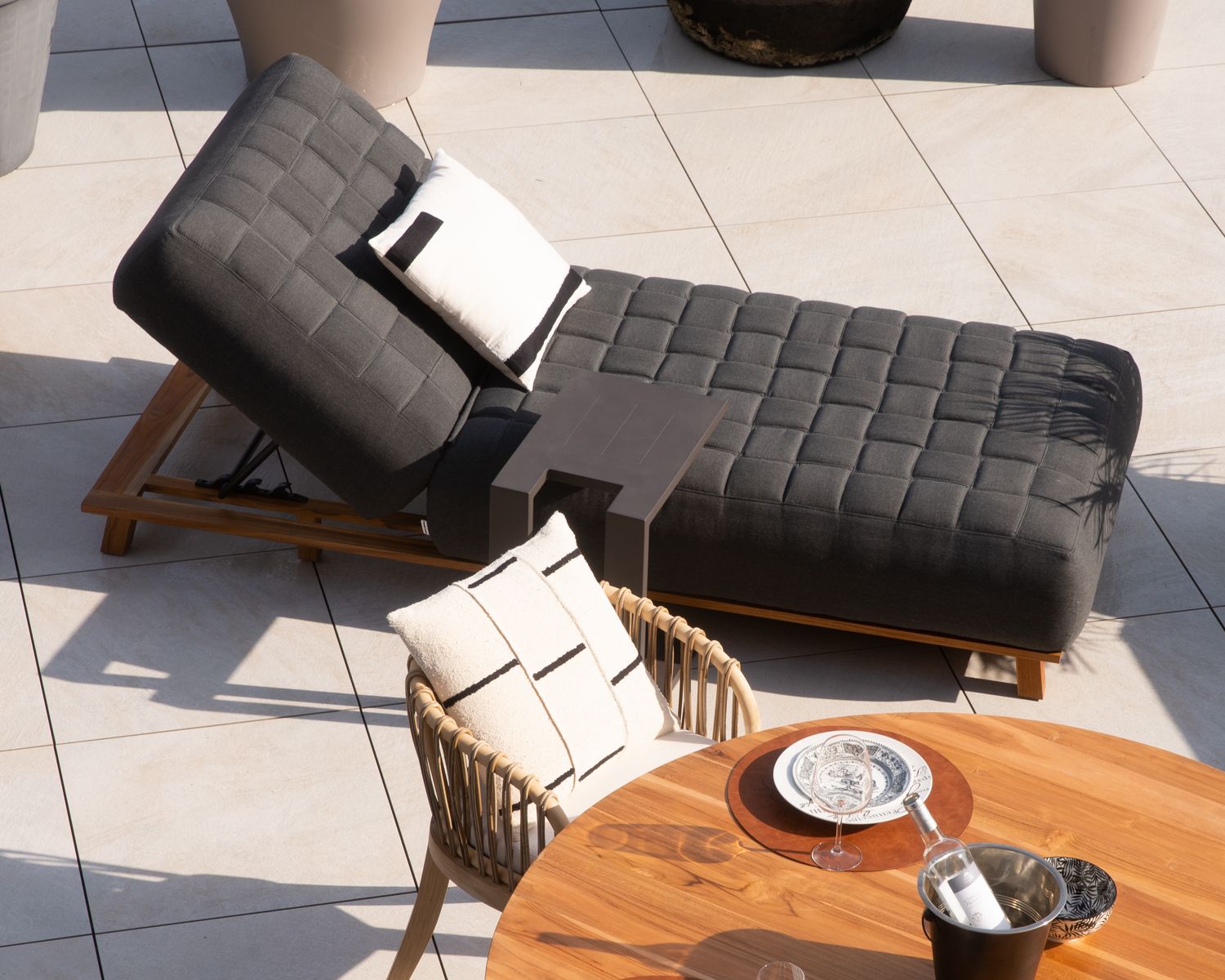 Tavolino design "Lazy Beach" in alluminio grigio antracite