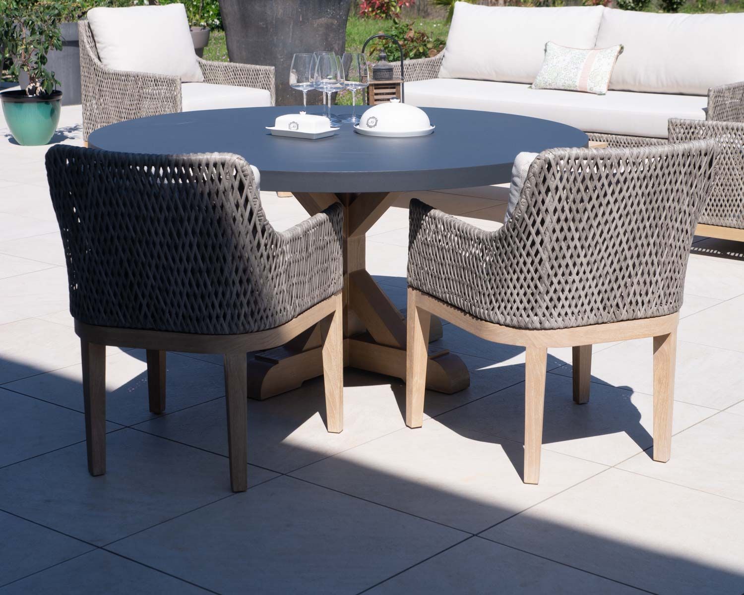 Tavolo da pranzo rotondo per esterni "Porticcio" da 150 cm in teak con piano in alluminio