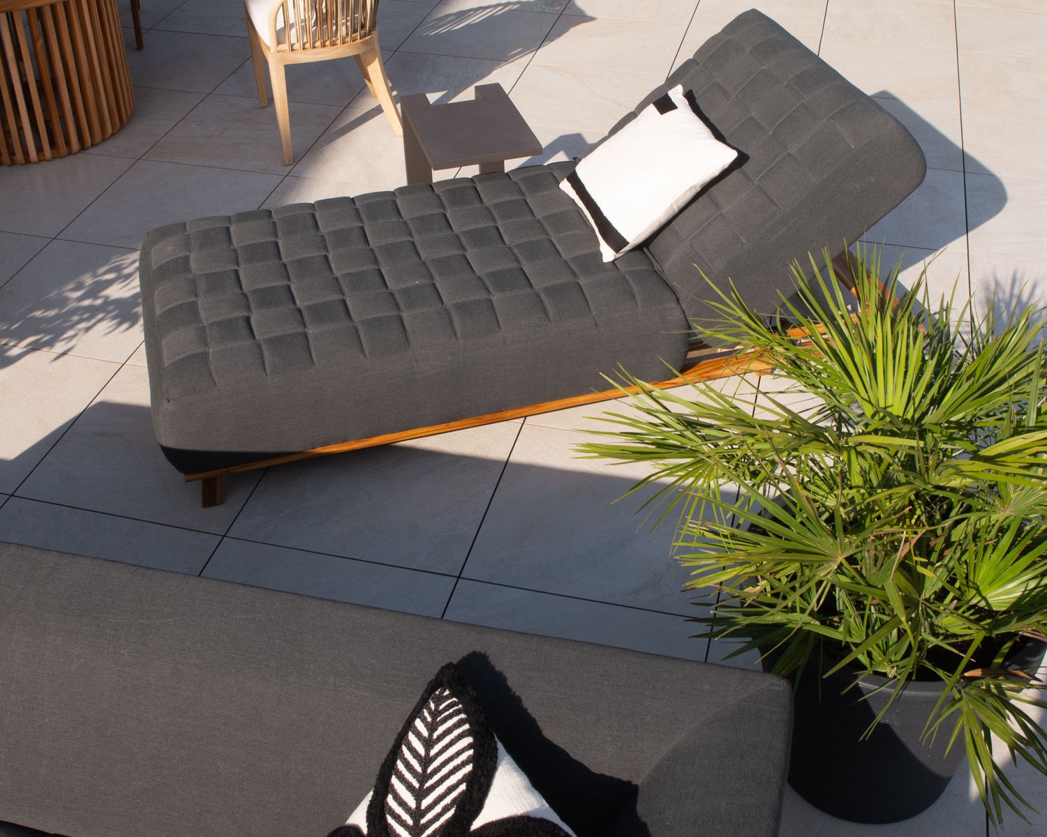 Lettino design in tessuto Sunbrella grigio scuro e teak "Lombok