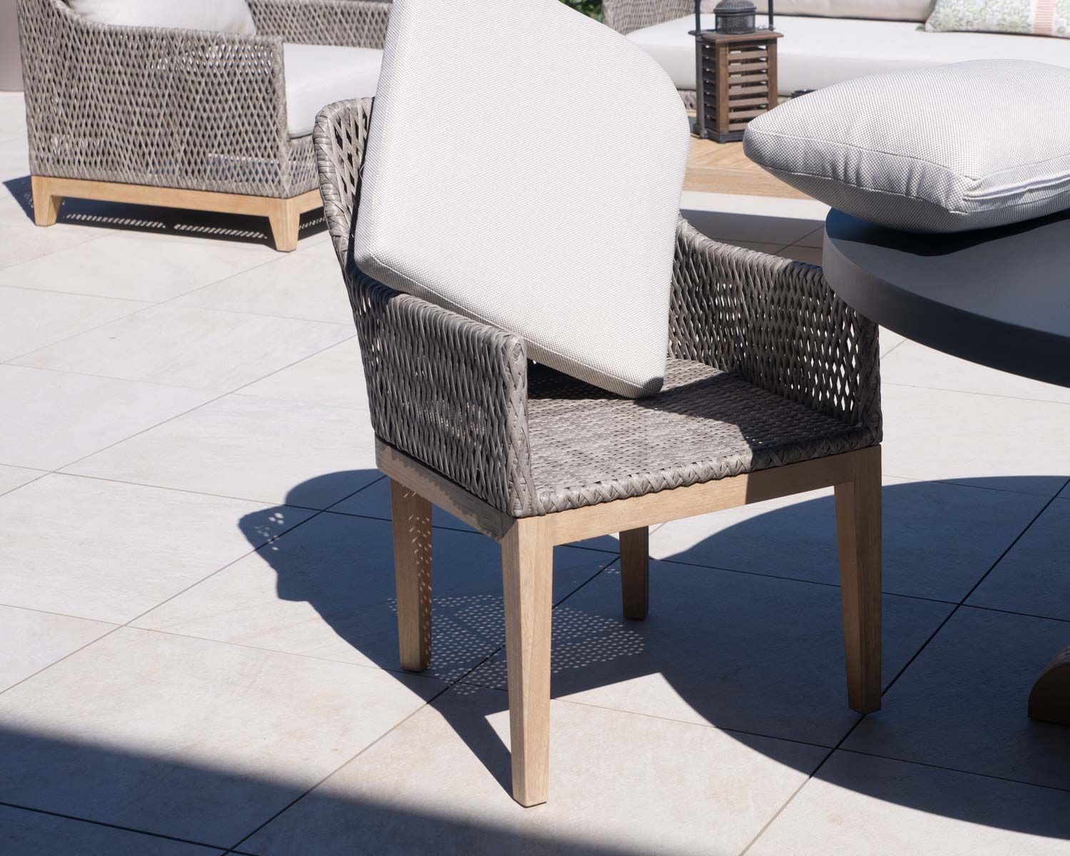 Sedia da esterno "Porticcio" in teak intrecciato e tessuto screziato di alta qualità