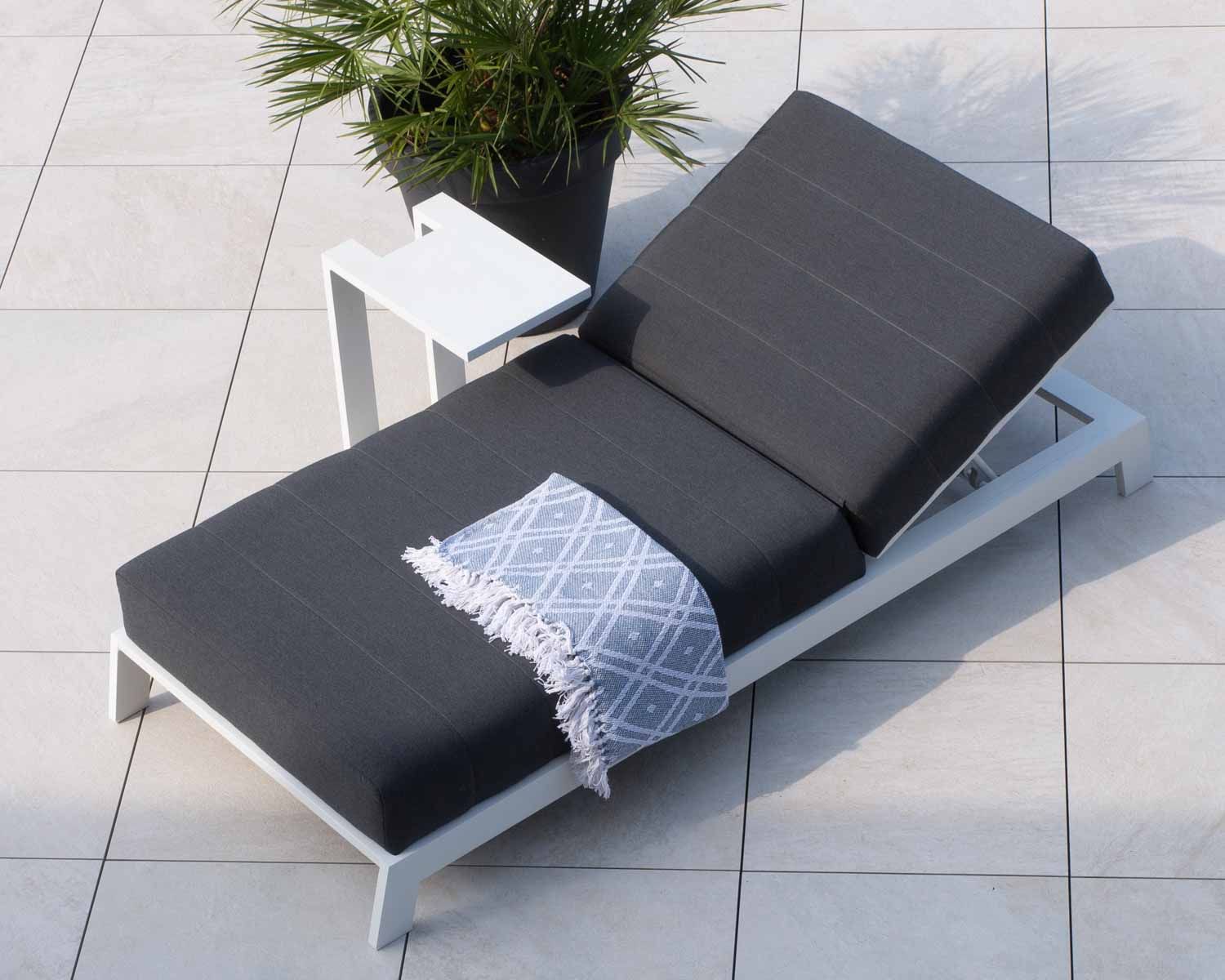 Chaise longue trapuntata di alta gamma "Terrasse" grigio scuro in alluminio bianco