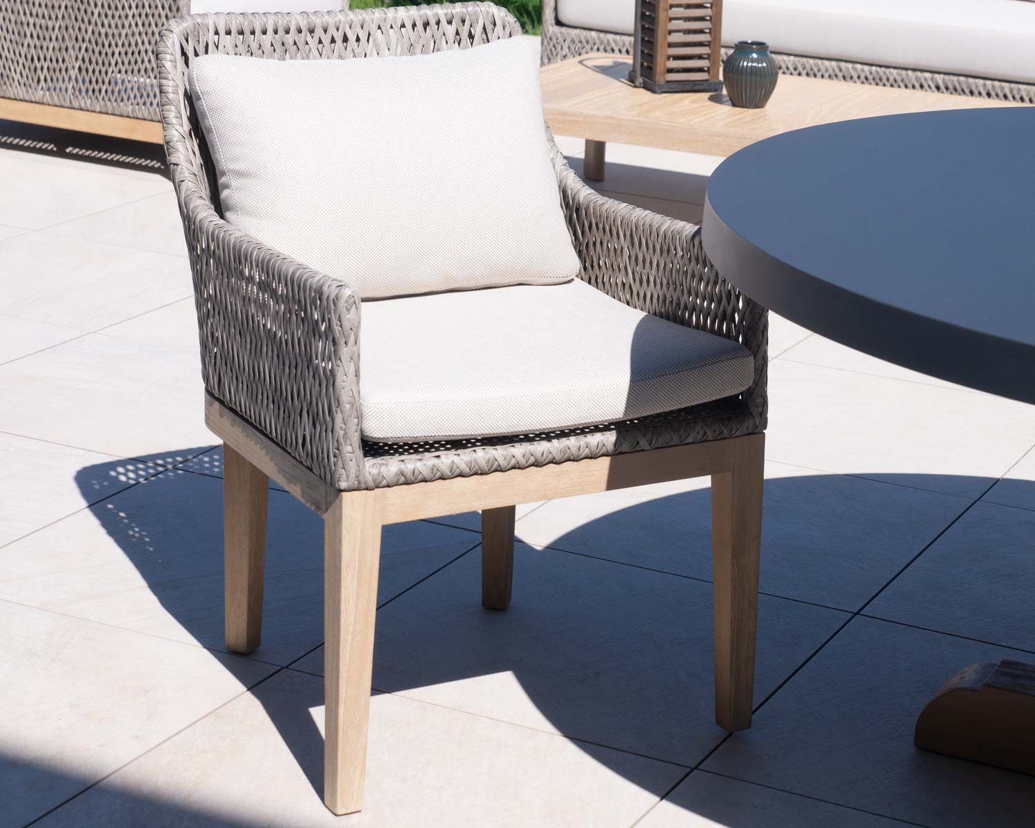 Sedia da esterno "Porticcio" in teak intrecciato e tessuto screziato di alta qualità