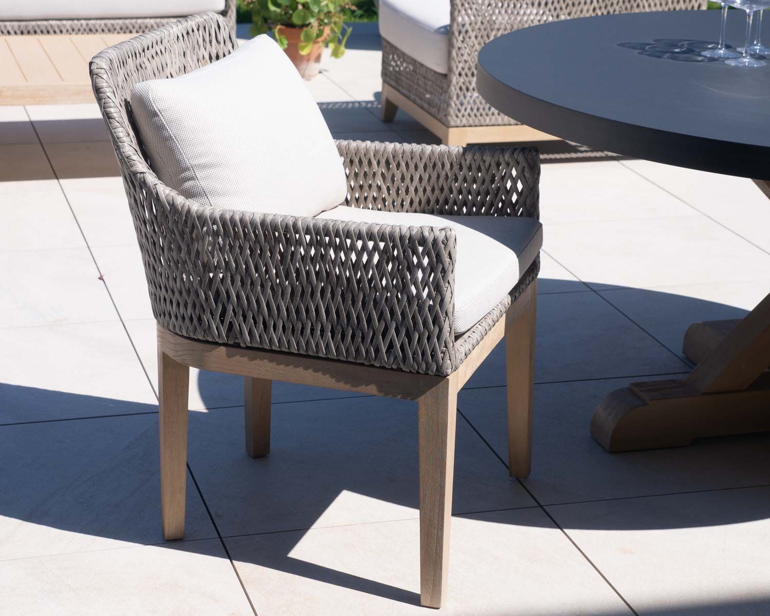 Sedia da esterno "Porticcio" in teak intrecciato e tessuto screziato di alta qualità