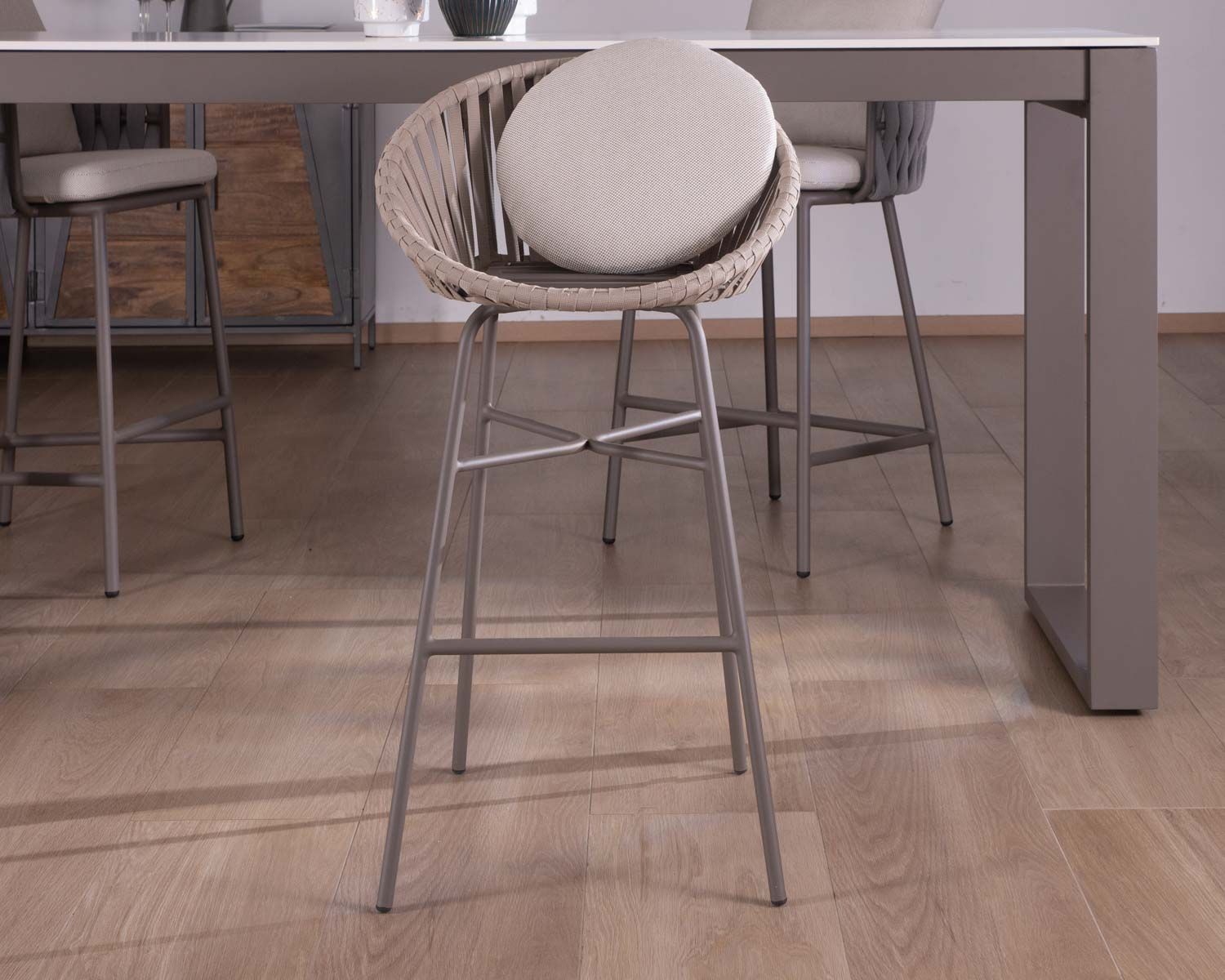 Sedia da bar per esterni in alluminio grigio champagne con schienale in corda tesa