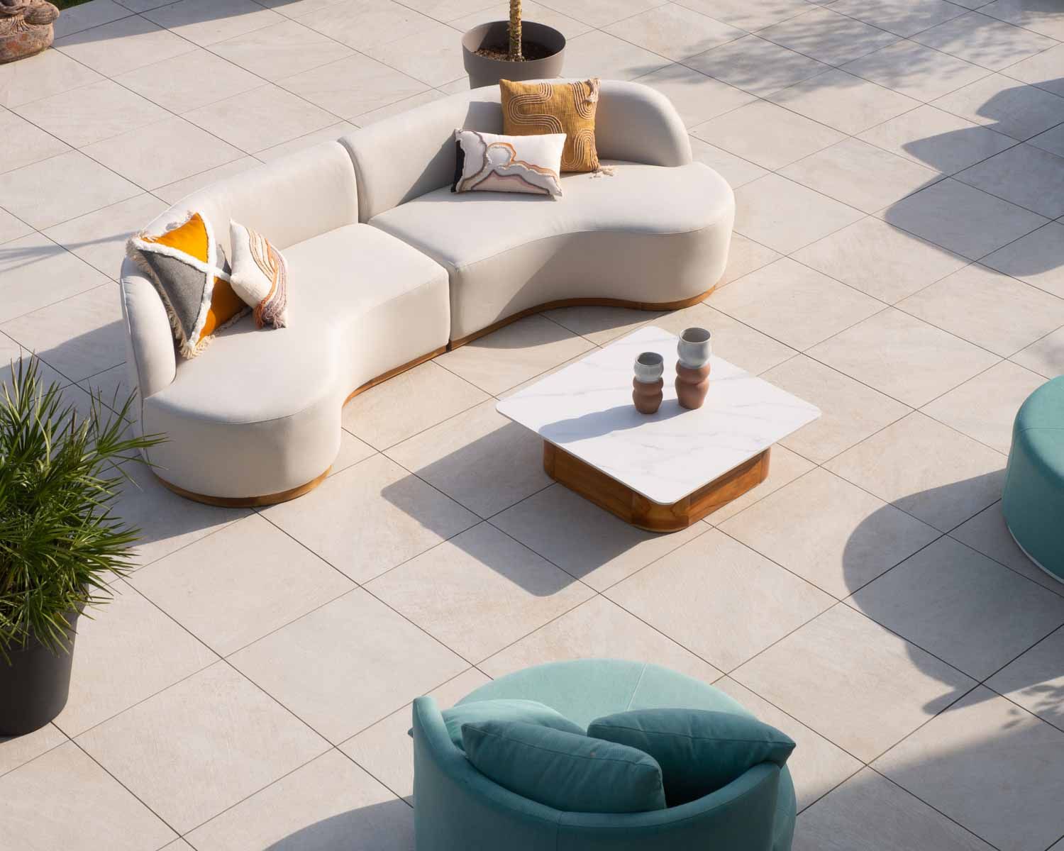 Divano da esterno curvo "Kacang" in tessuto premium ecru per esterni