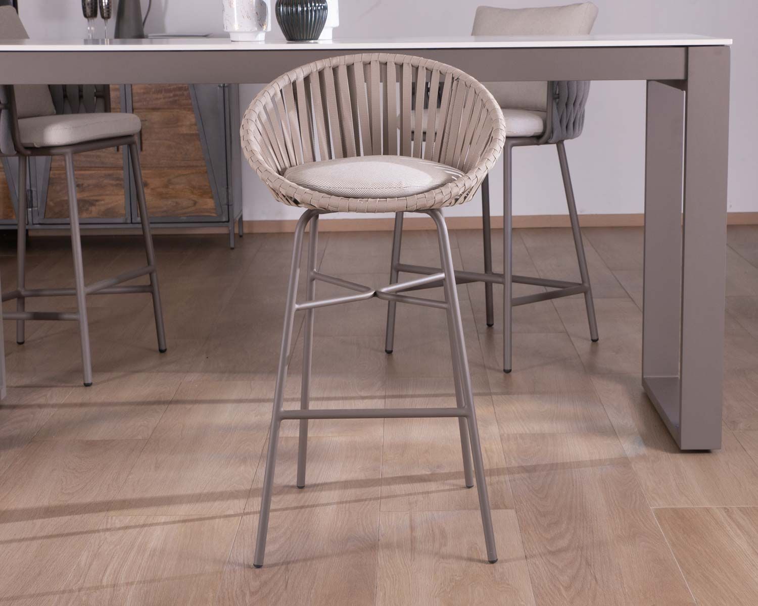 Sedia da bar per esterni in alluminio grigio champagne con schienale in corda tesa