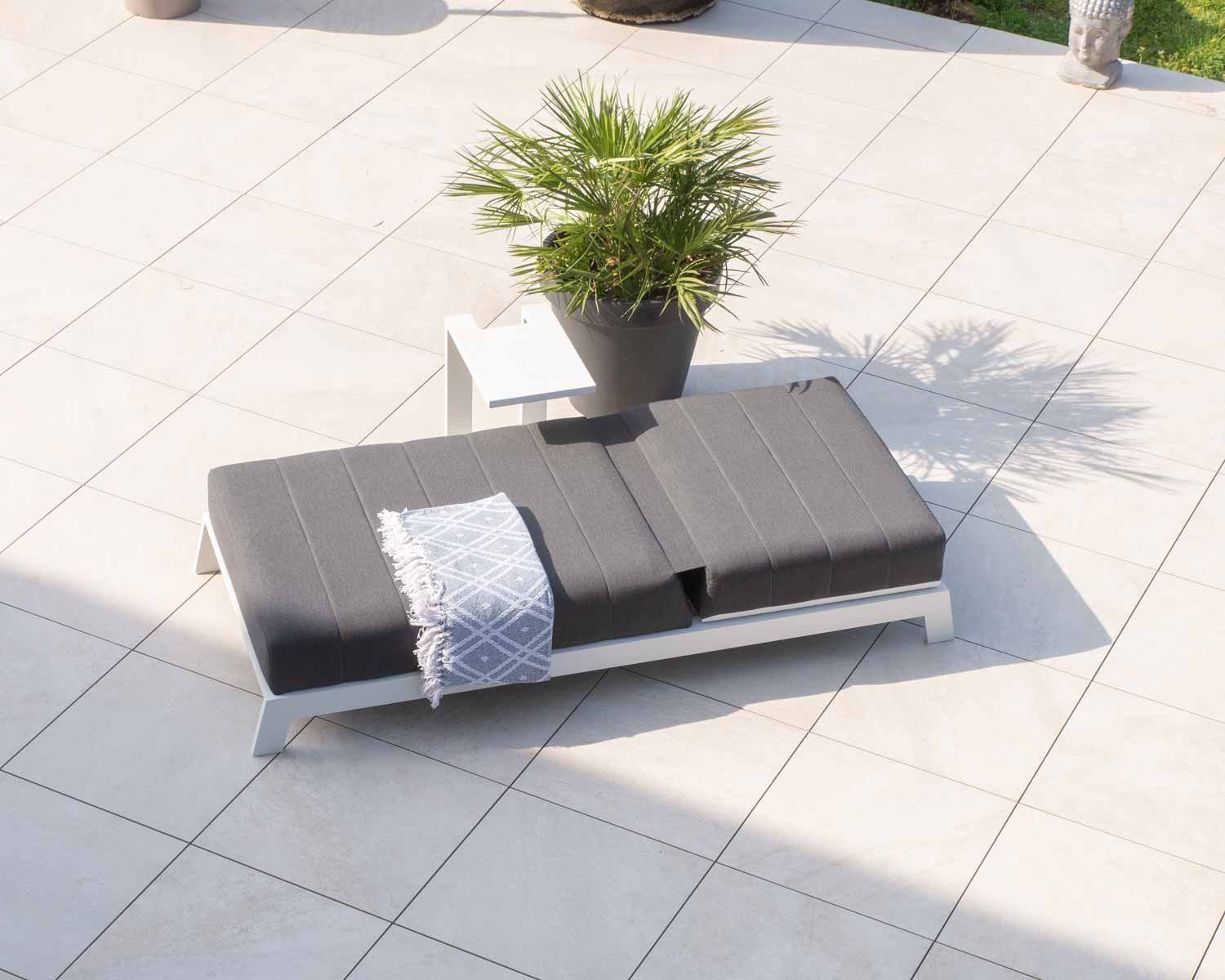 Chaise longue trapuntata di alta gamma "Terrasse" grigio scuro in alluminio bianco