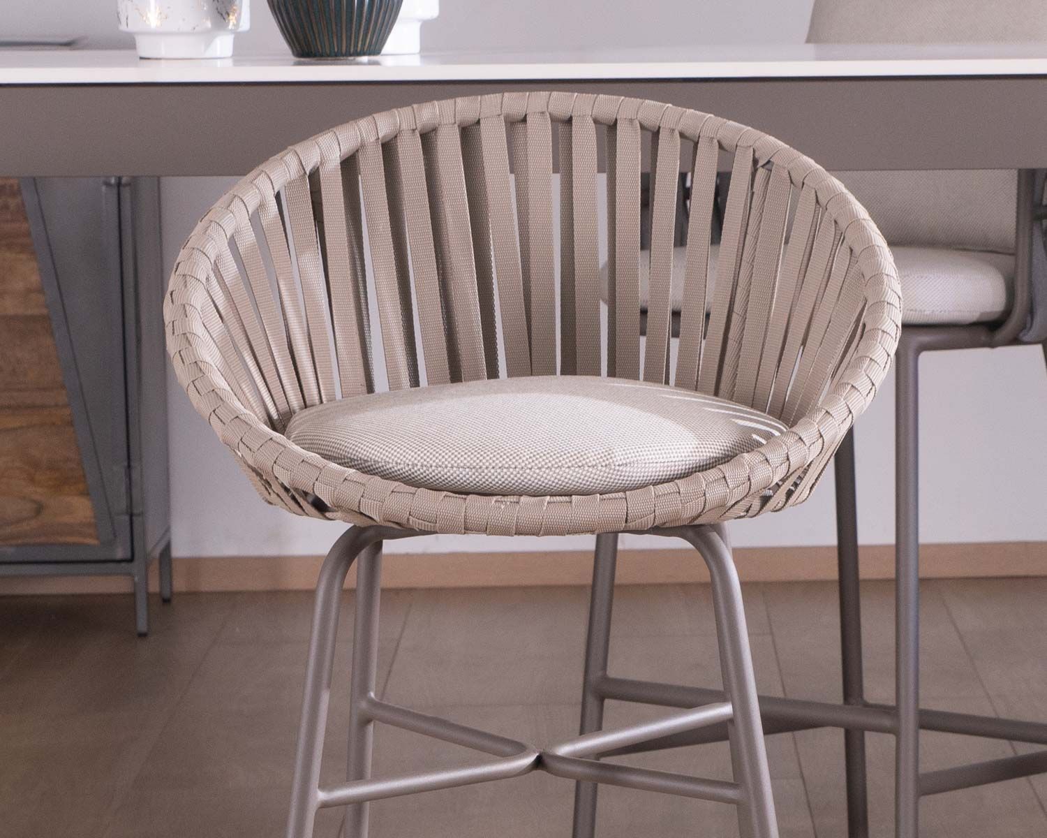 Sedia da bar per esterni in alluminio grigio champagne con schienale in corda tesa