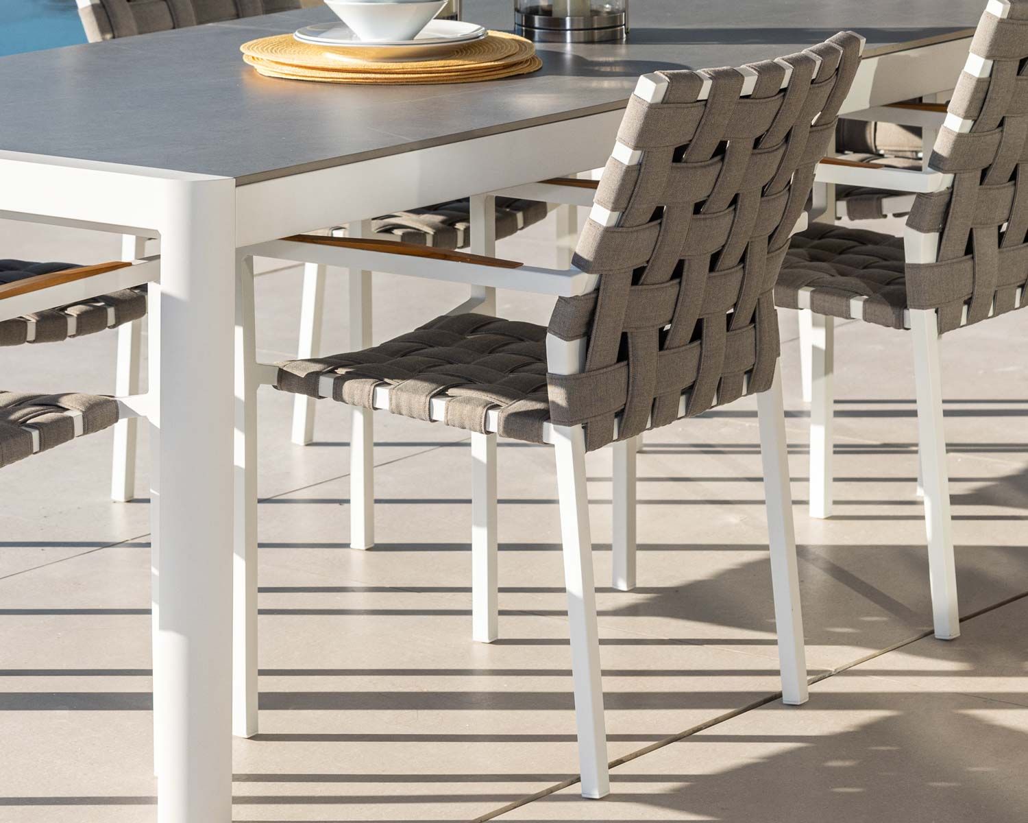Set di 2 eleganti sedie da pranzo per esterni "Saint Tropez" in tessuto intrecciato tortora e alluminio bianco
