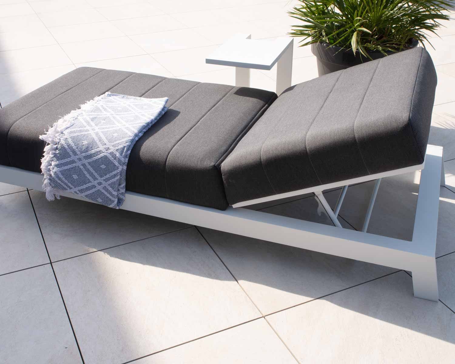 Chaise longue trapuntata di alta gamma "Terrasse" grigio scuro in alluminio bianco